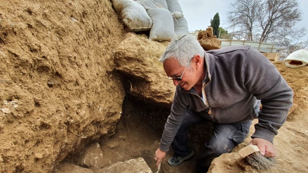 archeologist in jerusalem site