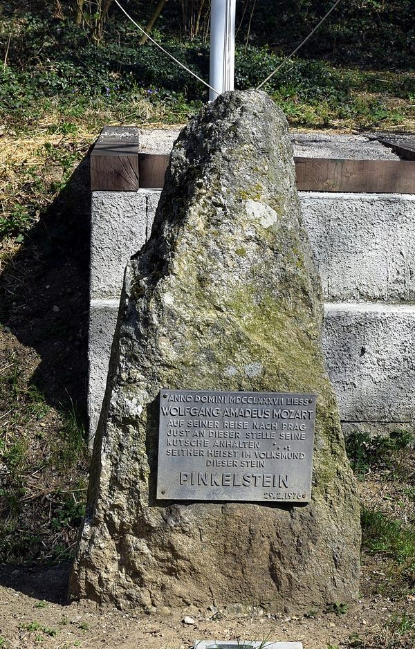 mozart pee monument