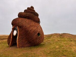 Una scultura di lumaca che assomiglia a una cacca