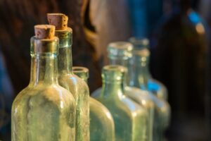 Una bottiglia artigianale piena di pipì umana risalente a 200 anni fa